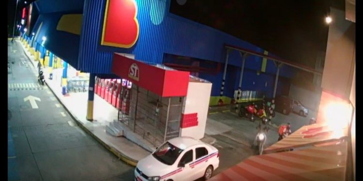 Motoboys são assaltados em estacionamento de supermercado; moto de um deles foi levada